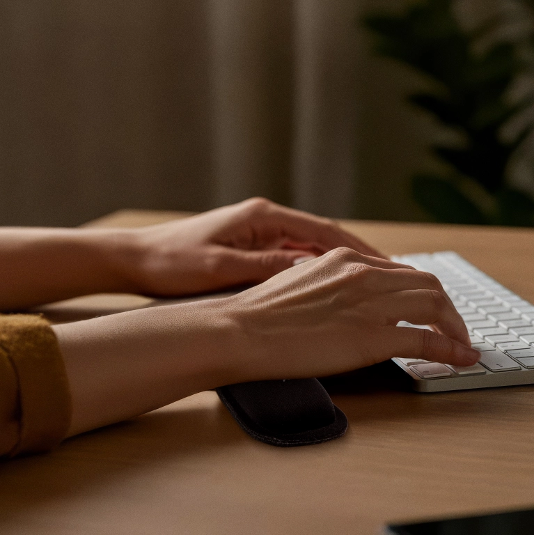 Imagem de mãos digitando no teclado